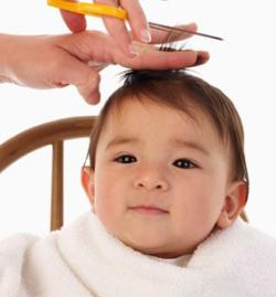 For at gøre dette skal du bare opbevare en lille smule tålmodighed og tid og også udforske listen over de værktøjer, du kan bruge til at oprette dit barns første frisure