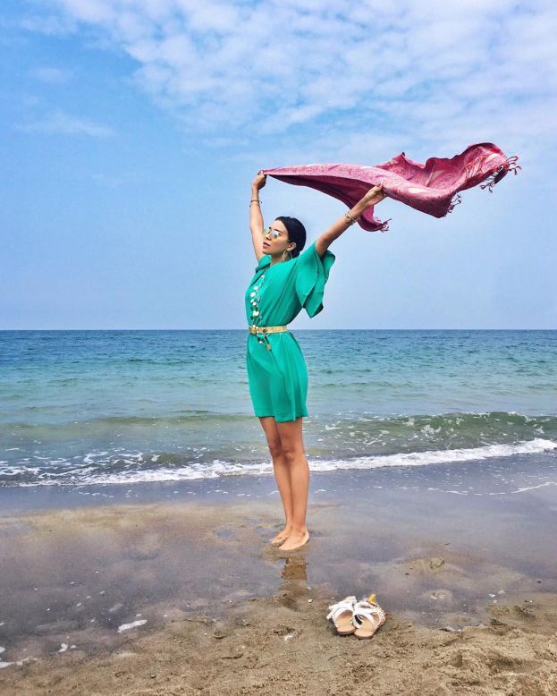 На одной из фотографий, опубликованных в Интернете, блогер позирует на пляже в Колобжеге, одетый в изумрудное воздушное платье с декоративными элементами, которое дополняется ярко-белой пляжной полосой   тапки   и развевается на ветру   пончо   с кистями